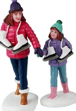 Lemax Vail Village kerstdorpminiatuur skating sisters (schaatsende zussen) 3,4 x 4,3 x 7,2 cm 2-delig