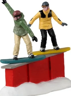 Lemax Vail Village kerstdorpminiatuur snowboard sliders (snowboarden) 9,9 x 3,7 x 9,3 cm