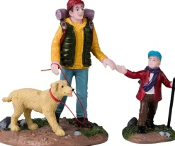 Lemax Vail Village kerstdorpminiatuur hiking buddies (wandelaars met hond) 5 x 8 x 7,4 cm 2-delig