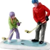 Lemax Vail Village kerstdorpminiatuur father daughter practice time (hockey oefenen) 4,5 x 2,6 x 5,2 cm