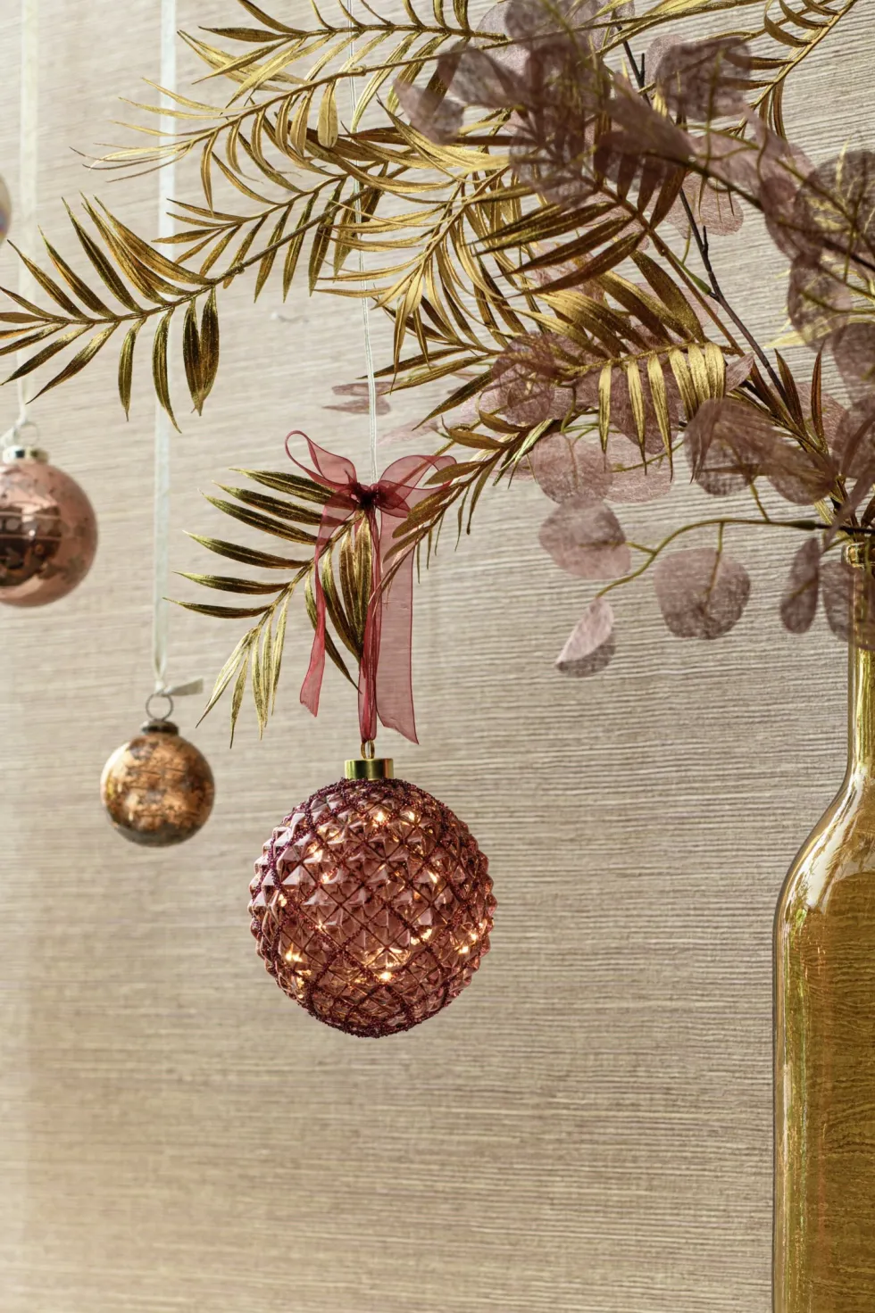 Lumineo kerstbal roze met verlichting D 14 cm