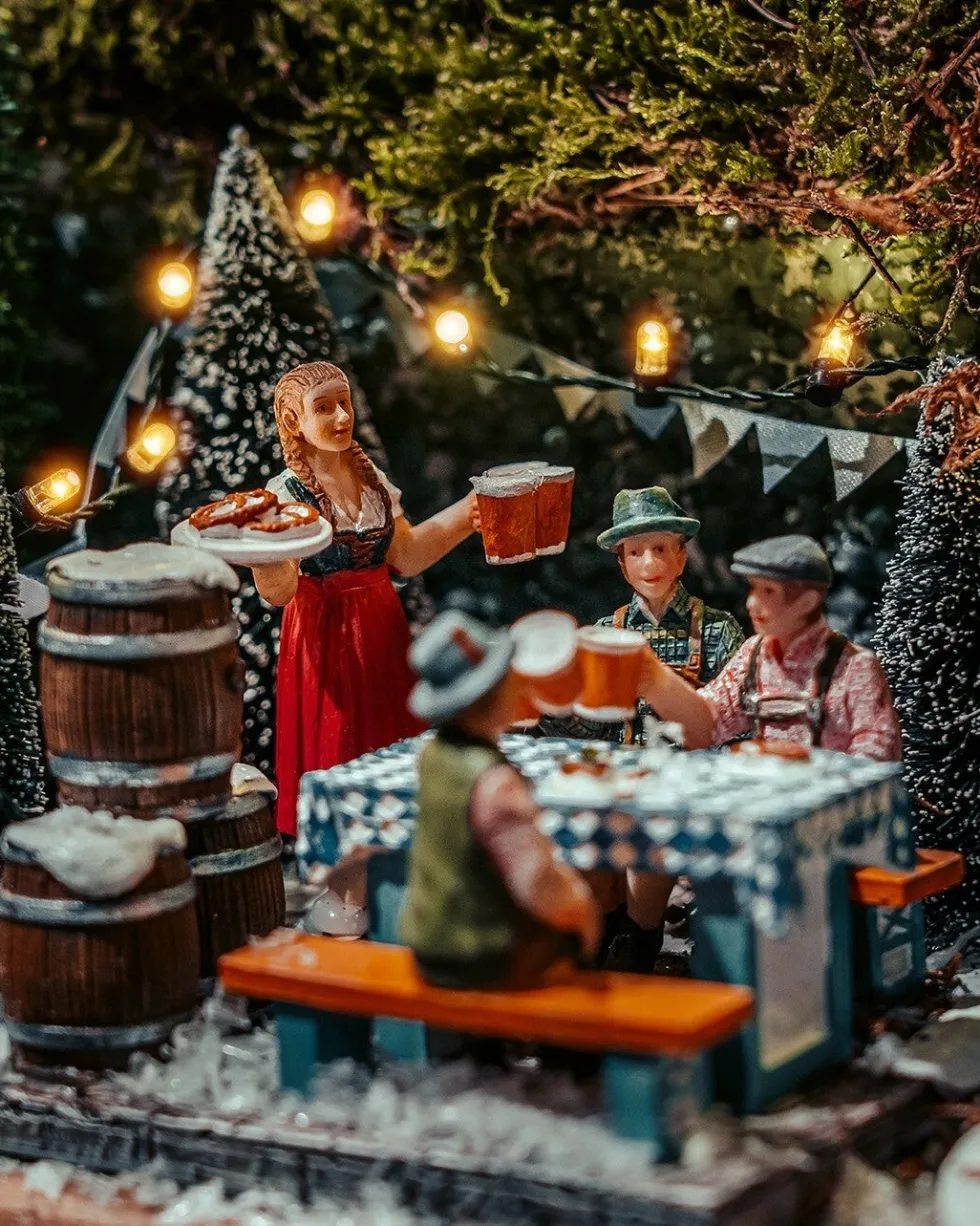 Luville kerstdorpminiatuur biergarten (bier drinken) 10,5 x 10 x 12 cm
