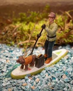 Luville kerstdorpminiatuur paddle boarding (mensen suppen) 7,5 x 5 x 10 cm 2-delig