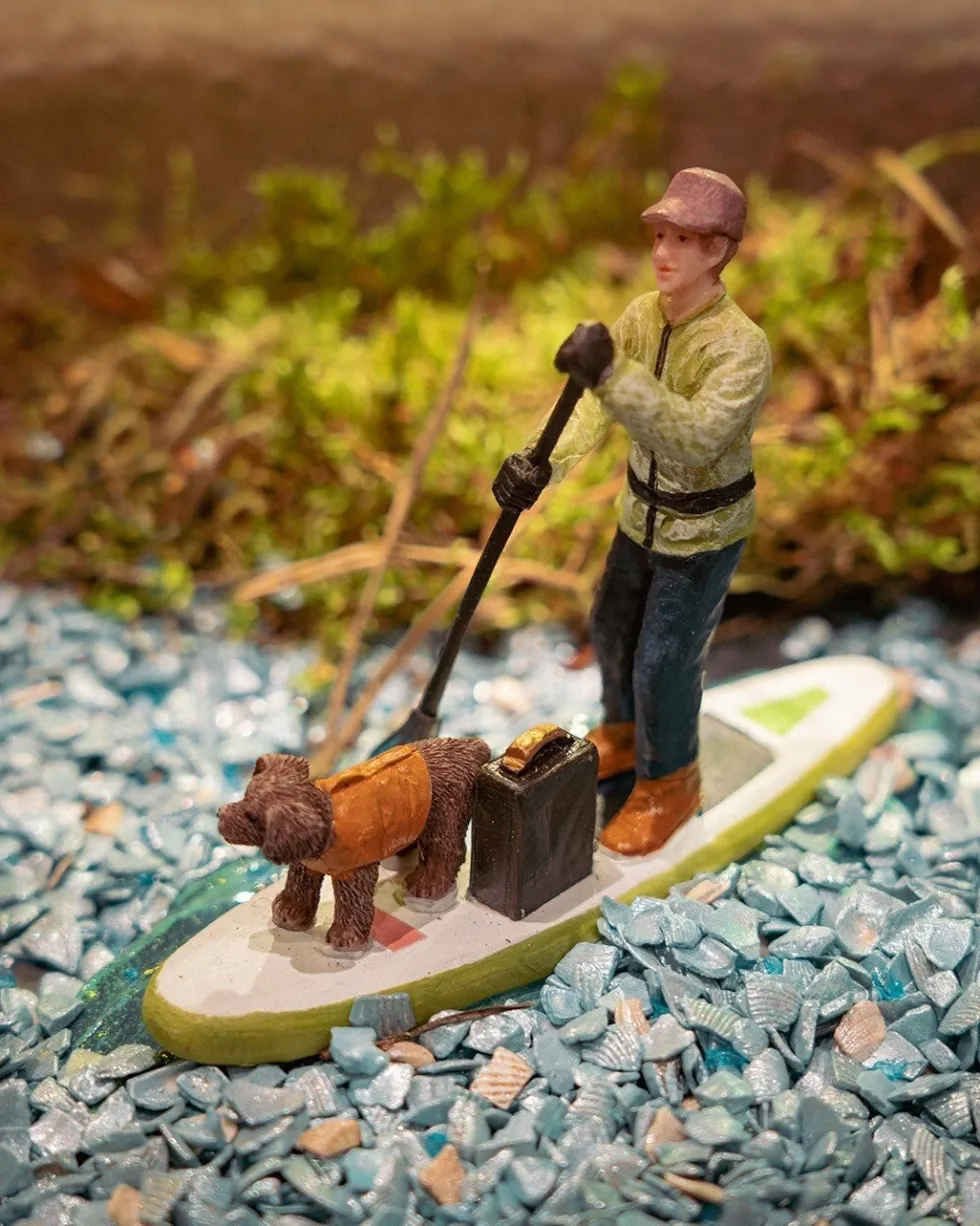 Luville kerstdorpminiatuur paddle boarding (mensen suppen) 7,5 x 5 x 10 cm 2-delig