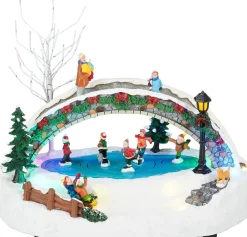 Luville Specials kerstdorp ice skating scenery (schaatsen onder brug) 29 x 17,5 x 21 cm