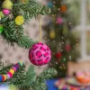 Sjaal met Verhaal kerst ornament Panter bal roze D 5 cm