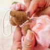 Sjaal met Verhaal kerst ornament mevrouw beer roze / bruin 5 x 9 x 13 cm