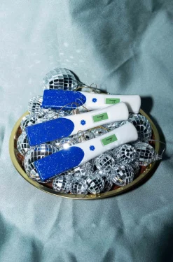 Yup in de Boom kerst ornament zwangerschapstest wit / blauw 13 x 1,5 x 1,2 cm